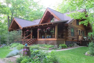 Image de Belle maison de cabane en rondins authentique, complète avec tous les luxes classiques.