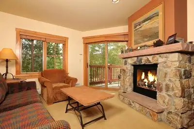 Magnifique Condo pour 4 avec balcon + cheminée | Spa commun + piscine