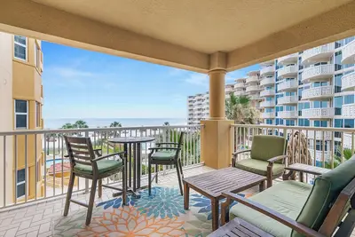 Image de Luxe en bord de mer dans ce spacieux condo Atlantic Villas