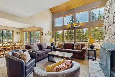 Image de Nouvelle Liste! Spacieux Sunriver à la maison avec 10 passes Sharc et bain à remous privé!