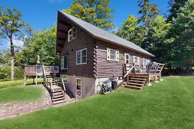 Image de Belle maison rustique avec vue sur le lac, terrasse et foyer - Ă pied de la plage