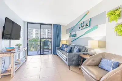 Image de Condo spacieux avec piscine partagée et bain à remous; tennis disponible sur place!