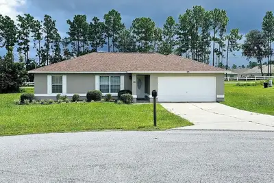 Image de Maison privée avec patio et piscine.