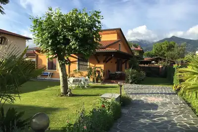 Image de Villa indépendante, jardin de 300 m², WiFi gratuit, deux chambres à coucher et deux salles de bain.