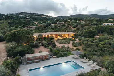 Image de Emplacement exceptionnel, mer au bout du jardin, accès privé à la plage🌞🏖️