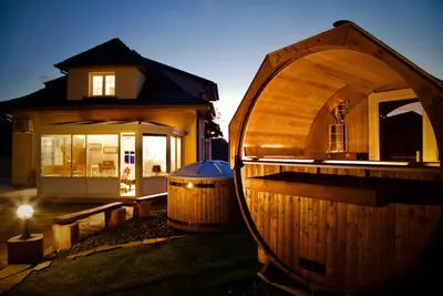 Image de Charmant cottage sur-équipé, dans un parc de 70 ares! Promotion avant Noël!
