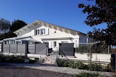 Image de gîte tout confort calme, vue sur mer, terrasses et piscine intérieure chauffée
