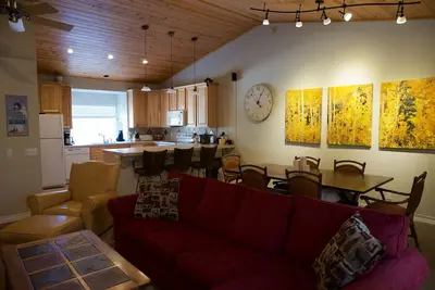 Image de Belle Condo amélioré w / Private Spa. Chiens considérés 15min à pied du village