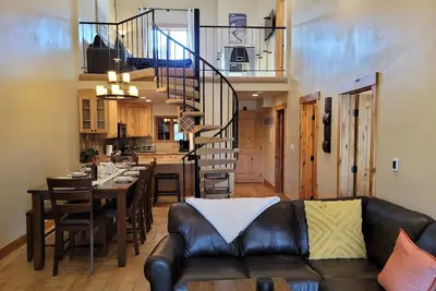 Dernier étage 3 Bd / 3 Ba 1600+ Sqft Remodeled 2018 pour 10 personnes 2 blocs à Main St