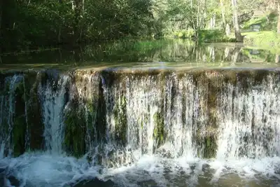 Image de Belle maison au bord du lac Canyon, amphithéâtre d'eau vive, rivière Guadalupe