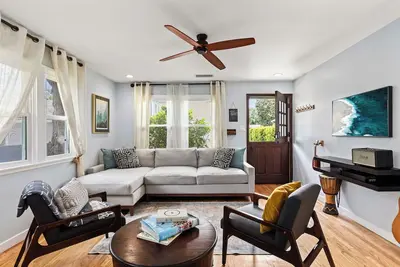 Image de Modern 2 Br House + Yard 2 Miles de la Plage