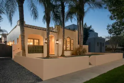 Image de 1920's Spanish Melrose Ave Oasis (4 personnes) avec maison d'hôtes optionnelle (4 personnes)