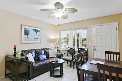 Image de Tropic Breeze Unit 19 Madeira Beach Deuxième Condo étage avec vue sur le Golfe
