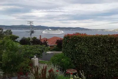 Image de Sandy Bay - Environnement tranquille avec parking et vue.