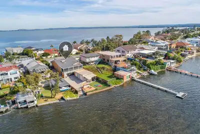 Image de Le Toukley Boathouse au bord de l'eau absolu avec votre propre rampe de mise Ă l'eau