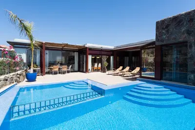 Image de Villa Exclusive avec piscine privée chauffée et jacuzzi.