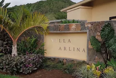 Image de villa balinaise au coeur d'une végétation luxuriante