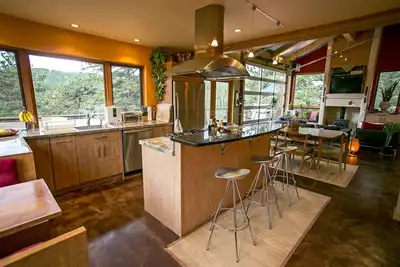 Image de Des pins qui montent - Mountain Modern Nederland Retreat
