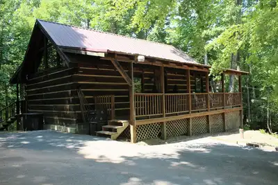 Image de Belle Authentic Log Cabin dans les montagnes! Offres de réservation de dernière minute!