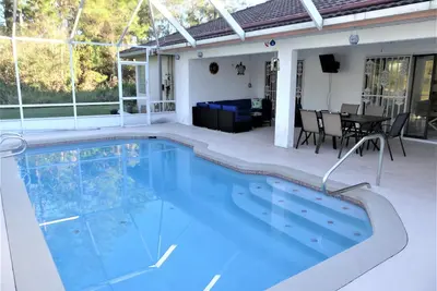 Image de Piscine chauffée spacieuse avec piscine et table de ping-pong