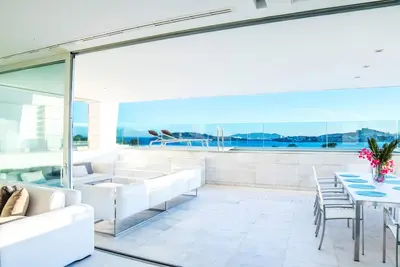 Image de À 5 minutes d'Ibiza: 4 chambres, 5 salles de bains avec piscine à débordement et plage privée