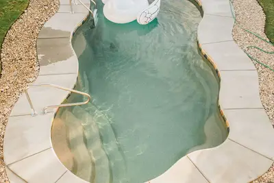 Image de Emplacement idéal! Étapes de la jetée / plage, incroyable piscine privée, plus des vues saines!