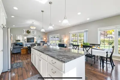 Image de One Street, 3 Huge Homes \/ Lac \/ Parc aquatique 1 mile - Réunions no 1 d'Omaha