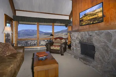 Image de Condo de montagne avec terrasse extérieure! Rénové avec de superbes vues!