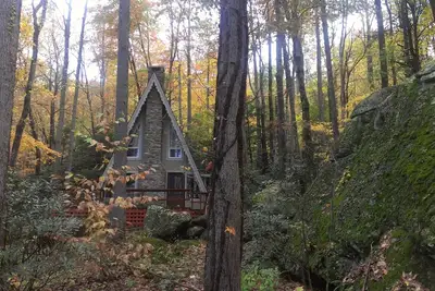 Image de Tout Le Monde Aime Aime Le Foyer De La Cabine Cosy Daniel Boone Juste À Droite