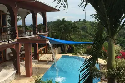 Luxueux domaine de montagne écologique de 4 chambres avec une vue magnifique sur l'océan