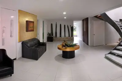 Image de Forfait de 4 chambres + 4 salles de bain + parking privé + service de nettoyage quotidien gratuit
