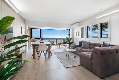 Image de Appartement en bord de mer rénové avec goût avec ambiance rétro et accès à la plage privée