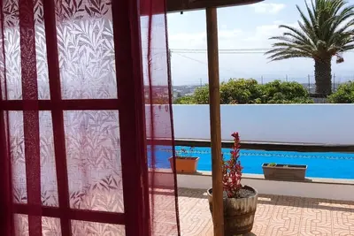 Image de Maison Andres. Avec de belles vues sur la mer et une grande piscine.