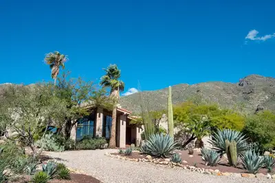 Image de Ne manquez pas cette belle maison de Tucson. Emplacement idéal \/ toutes les commodités