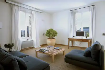 Image de Duplex climatisé dans maison bourgeoise du XIXe plein centre avec parking