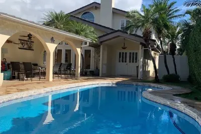 Image de Maison spacieuse à Kahala qui est centralement située avec Ac, Pool, Lanai 5br / 4Bath