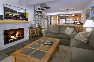 Image de Condo de montagne avec vue imprenable sur la vallée! Plafonds voûtés! Fin de l'unité!