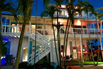 Image de Private Beach Canal Front Home, Unique 3200pc 4/3 16. Plafond voûté de 5 pieds