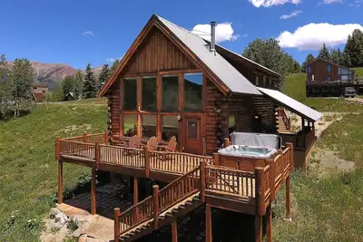 Image de Nouvelle location! Maison 5 chambres sur la route de la navette! Nouveau bain Ă remous! 10 personnes!
