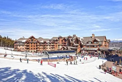 Image de Ski in / out; 2 chambres / 2 salles de bain, 8 couchages. Skiez dans le luxe ce nouvel an.