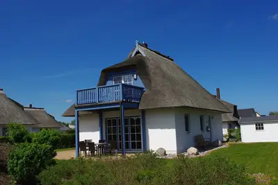 Image de Maison familiale sous chaume, sauna, cheminée, vélos, animaux acceptés