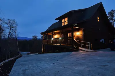 Image de Pigeon Forge! Vues! Fauteuil roulant! 4br / 3. 5 Ba. 10 personnes! Foyer! Jacuzzi! AGRÉABLE!