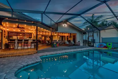 Image de Trop Resort Home, 4 Kings & Qn, Spa, Tiki Bar, PoolBath, Margarita Machine, Grill
