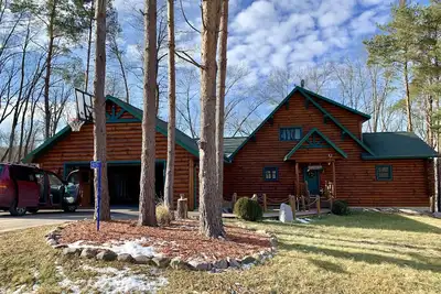 Image de Nouvelle liste! Belle cabane en rondins près du lac Devil`s.