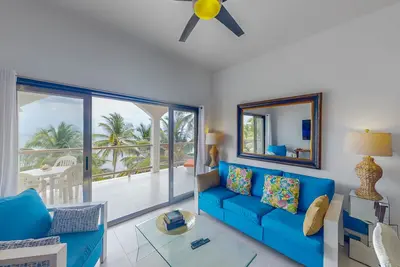 Image de Appartement en bord de mer avec une vue imprenable, piscine partagée, sur la plage