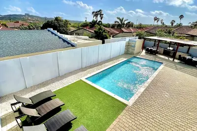 Brand New 3 chambres 2 salles de bain maison avec grande piscine à quelques minutes de Palm Beaches