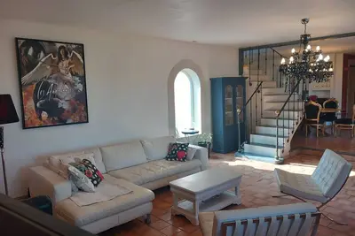 Image de Villa provençale avec belle piscine, table de billard et de ping pong.