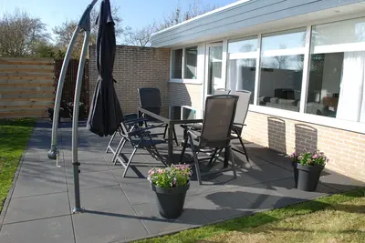 Bungalow moderne avec parking, grand jardin, proche de la mer, animaux acceptés
