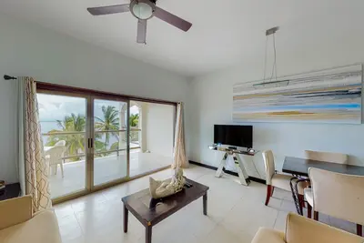 Image de Condo en bord de mer avec balcon, vue sur le lever du soleil et piscine / quai / kayaks / vélos partagés