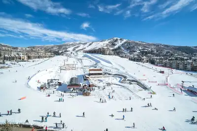 Image de Condo Sheraton, skis aux pieds, vue sur les pistes, piscine, bains Ă remous, A / C